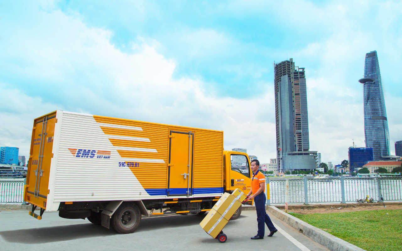 EMS cũng là lựa chọn tương đối ổn định khi bạn muốn gửi hàng đi nước ngoài giá rẻ